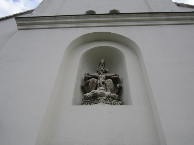 Templom homlokzatán fülkében lévő szobor